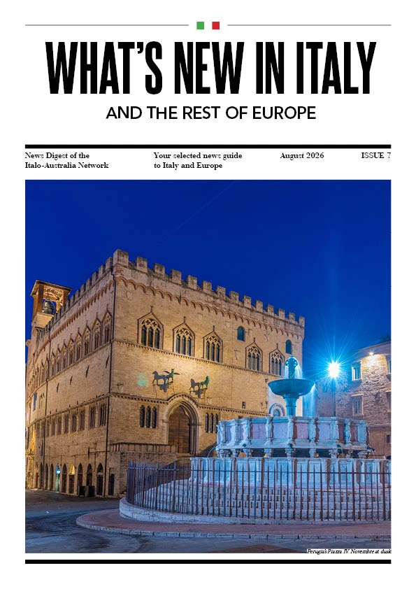 Night view of Perugia’s Piazza IV Novembre, featuring the illuminated Palazzo dei Priori and Fontana Maggiore beneath a deep blue sky.